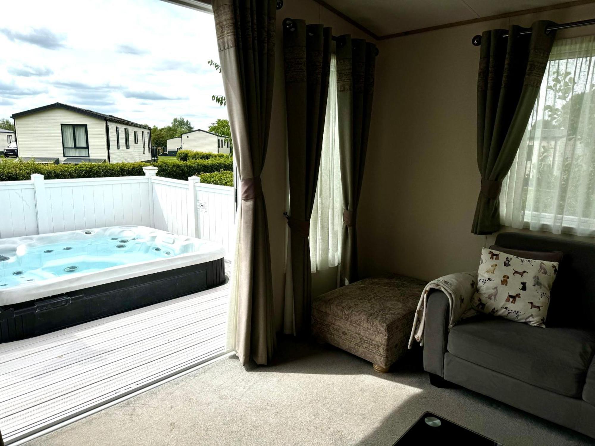 Paws Lodge, Hot Tub, Pet Friendly South Cerney Luaran gambar